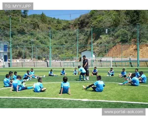 意甲俱乐部开放训练日，万名青少年参与足球体验活动